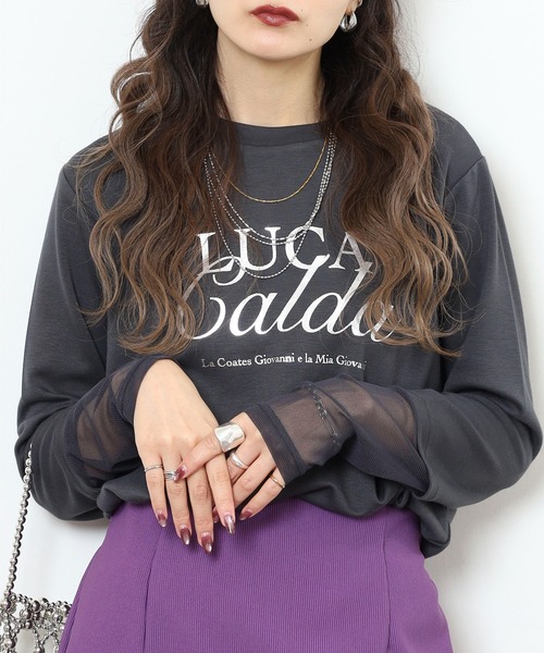 Anna Nicola(アンナニコラ)の「Anna Nicola 袖シアー箔プリントロゴカットソー(Tシャツ/カットソー・レディース・ブラック/チャコールグレー/ブルー・38)」の2枚目の写真