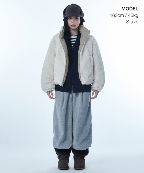 MUSINSA STANDARD WOMAN（ムシンサスタンダードウーマン）の「ウィメンズデイリープファーリバーシブルフリースショートパディングジャケット[ダスティベージュ/クリーム]（ダウンジャケット/コート・レディース・その他・SMALL/MEDIUM/LARGE/X-SMALL）」の2枚目の写真