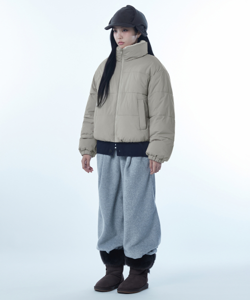 MUSINSA STANDARD WOMAN（ムシンサスタンダードウーマン）の「ウィメンズデイリープファーリバーシブルフリースショートパディングジャケット[ダスティベージュ/クリーム]（ダウンジャケット/コート・レディース・その他・SMALL/MEDIUM/LARGE/X-SMALL）」の4枚目の写真