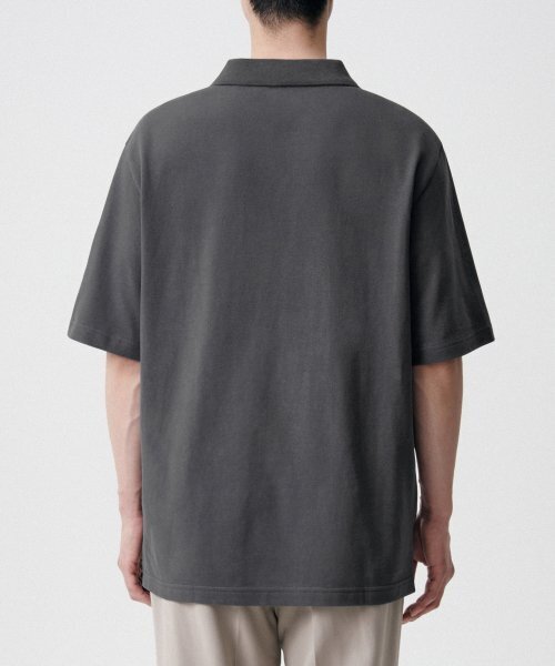 MUSINSA STANDARD（ムシンサスタンダード）の「スリットネックピケポロシャツ[ガンメタル]（ポロシャツ・メンズ・その他・SMALL/MEDIUM/LARGE/X-LARGE/XX-LARGE）」の2枚目の写真