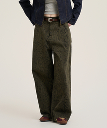 SUPERSUB（スーパーサブ）の「アニマルプリントバルーンフィットデニムパンツ - カーキ（デニムパンツ）」