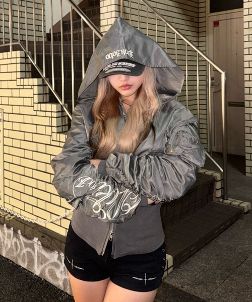KsG(ケーエスジー)の「レタリングナイロンジップジャケット(ブルゾン・レディース・ブラック/グレー・MEDIUM/SMALL/LARGE)」の2枚目の写真