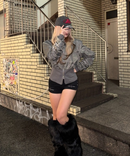 KsG(ケーエスジー)の「レタリングナイロンジップジャケット(ブルゾン・レディース・ブラック/グレー・MEDIUM/SMALL/LARGE)」の6枚目の写真