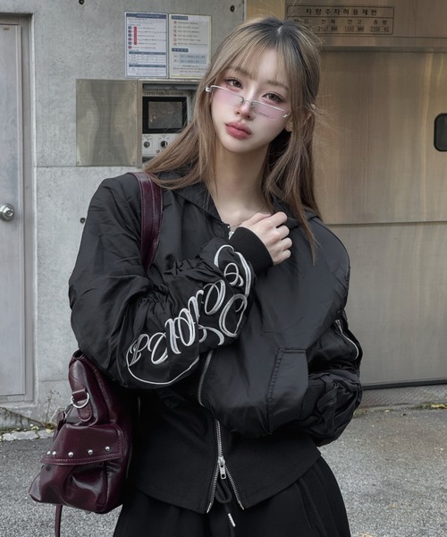 KsG(ケーエスジー)の「レタリングナイロンジップジャケット(ブルゾン・レディース・ブラック/グレー・MEDIUM/SMALL/LARGE)」の9枚目の写真