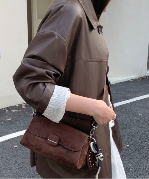FINEnough(ファインナフ)の「フリンジチャーム&ハートチャーム2WAYショルダーバッグ(ショルダーバッグ・レディース・ブラウン/キャメル/ベージュ・FREE)」の4枚目の写真