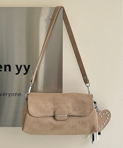 FINEnough(ファインナフ)の「フリンジチャーム&ハートチャーム2WAYショルダーバッグ(ショルダーバッグ・レディース・ブラウン/キャメル/ベージュ・FREE)」の8枚目の写真