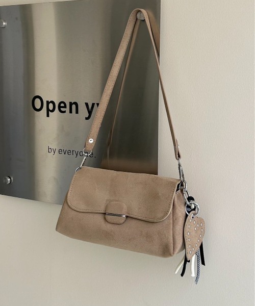 FINEnough(ファインナフ)の「フリンジチャーム&ハートチャーム2WAYショルダーバッグ(ショルダーバッグ・レディース・ブラウン/キャメル/ベージュ・FREE)」の12枚目の写真