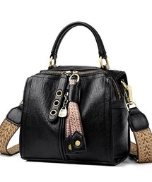 I.O.E（アイオイ）の「カジュアルレザータッチ 2WAYバッグ（ショルダーバッグ）」