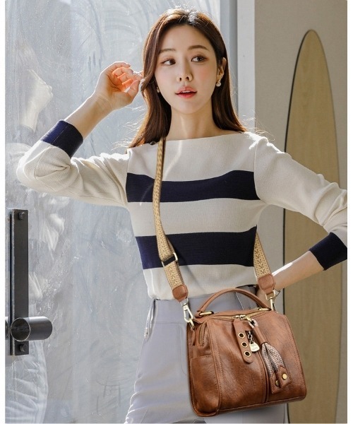 I.O.E(アイオイ)の「カジュアルレザータッチ 2WAYバッグ(ショルダーバッグ・レディース・ブラウン/グリーン/レッド/ブラック/ライトブラウン・FREE)」の7枚目の写真