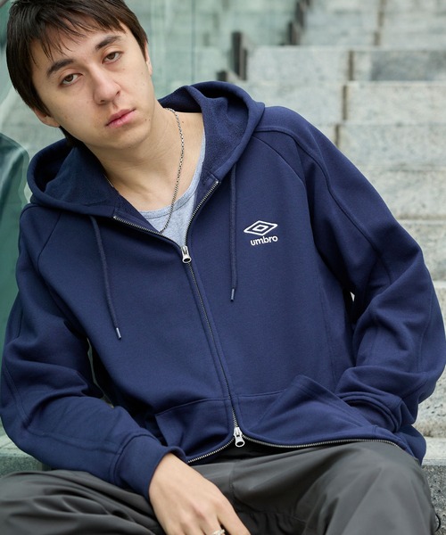 UMBRO（アンブロ）の「UMBRO/アンブロ 別注 ワンポイントロゴ刺繍 ドロスト オーバーサイズ ラグランスリーブ ダブルジップ パーカー（パーカー・メンズ・ネイビー/ブラック/グレー・M/L）」の3枚目の写真