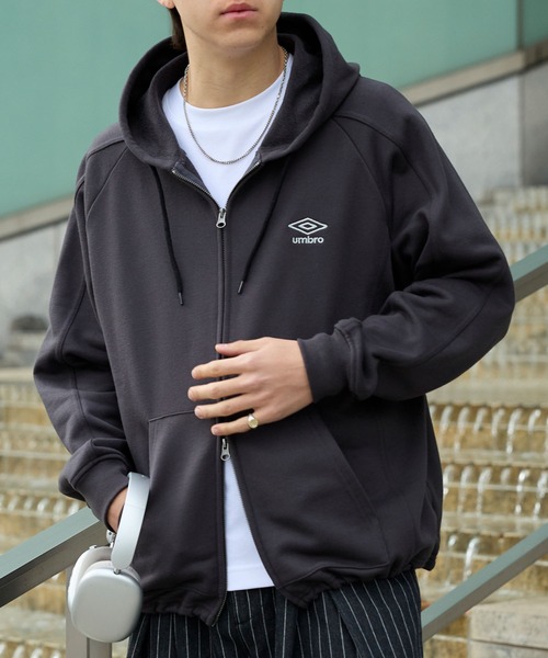 UMBRO（アンブロ）の「UMBRO/アンブロ 別注 ワンポイントロゴ刺繍 ドロスト オーバーサイズ ラグランスリーブ ダブルジップ パーカー（パーカー・メンズ・ネイビー/ブラック/グレー・M/L）」の21枚目の写真