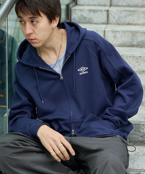 UMBRO（アンブロ）の「UMBRO/アンブロ 別注 ワンポイントロゴ刺繍 ドロスト オーバーサイズ ラグランスリーブ ダブルジップ パーカー（パーカー・メンズ・ネイビー/ブラック/グレー・M/L）」の5枚目の写真