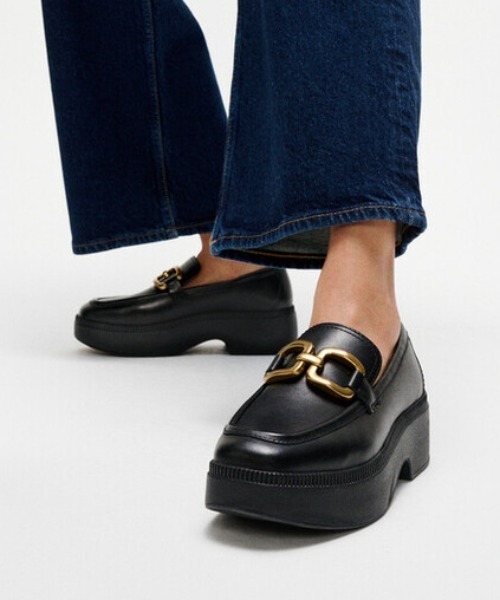 fitflop(フィットフロップ)の「F-LUMA SQUARE-CHAIN LEATHER DEMI-WEDGE LOAFERS / F-LUMA スクエアチェーン レザーデミウェッジローファー(ローファー・レディース・チョコ/ブラック・US6/US5/US8/US7)」の2枚目の写真