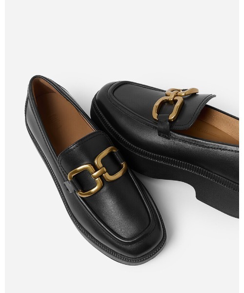 fitflop(フィットフロップ)の「F-LUMA SQUARE-CHAIN LEATHER DEMI-WEDGE LOAFERS / F-LUMA スクエアチェーン レザーデミウェッジローファー(ローファー・レディース・チョコ/ブラック・US6/US5/US8/US7)」の5枚目の写真