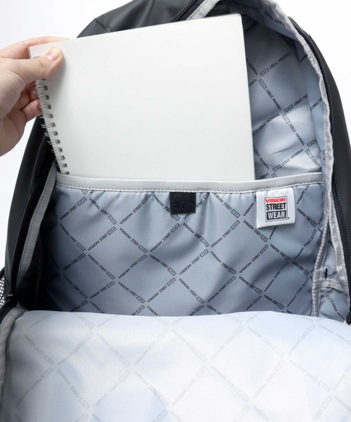 VISION STREET WEAR（ヴィジョンストリートウェア）の「VISION STREET WEAR（ヴィジョンストリートウェア）4TIER BACKPACK/ワンポイントロゴ バックパック/リュック（バックパック/リュック・メンズ・ブラック系1/ブラック系3/ブラック系2・FREE）」の17枚目の写真