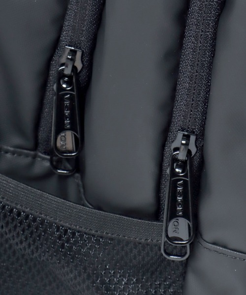 VISION STREET WEAR（ヴィジョンストリートウェア）の「VISION STREET WEAR（ヴィジョンストリートウェア）4TIER BACKPACK/ワンポイントロゴ バックパック/リュック（バックパック/リュック・メンズ・ブラック系1/ブラック系3/ブラック系2・FREE）」の14枚目の写真