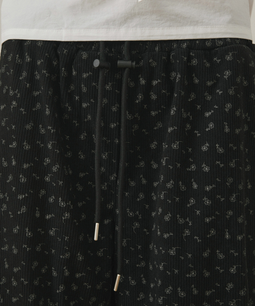 BELLOL（ベロエル）の「Flower pintuck pants BLACK（スウェットパンツ・レディース・その他・FREE）」の3枚目の写真