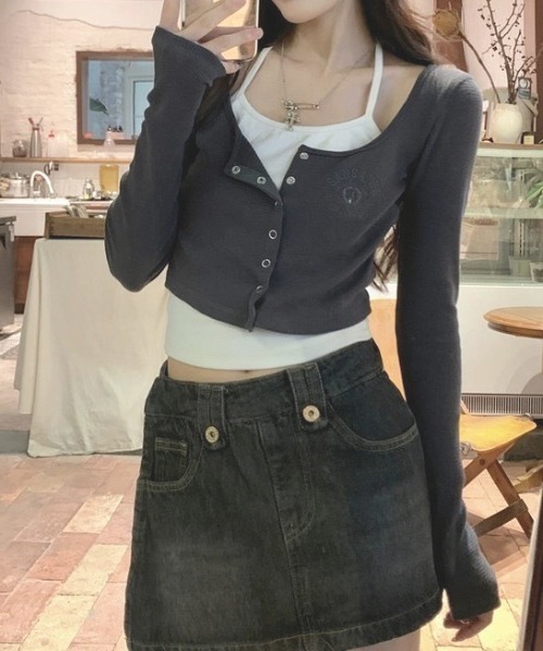 NANEA（ナネア）の「クロップド丈 ホルターネックレイヤード風フロントボタントップス（Tシャツ/カットソー・レディース・チャコールグレー/グレー・LARGE/MEDIUM/SMALL）」の5枚目の写真
