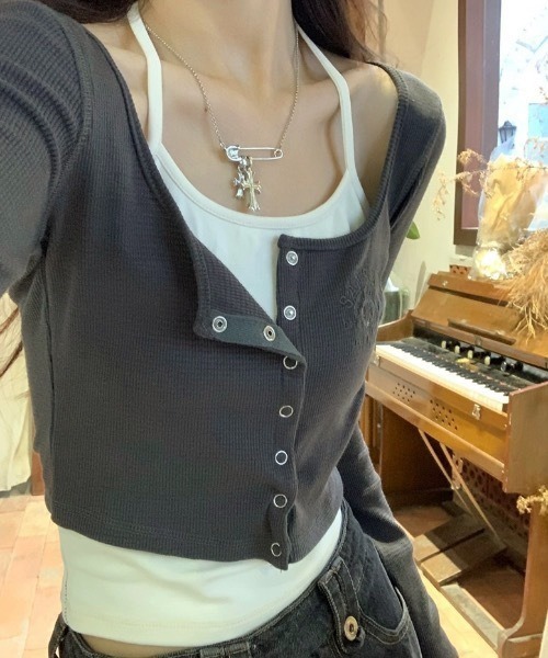 NANEA（ナネア）の「クロップド丈 ホルターネックレイヤード風フロントボタントップス（Tシャツ/カットソー・レディース・チャコールグレー/グレー・LARGE/MEDIUM/SMALL）」の9枚目の写真