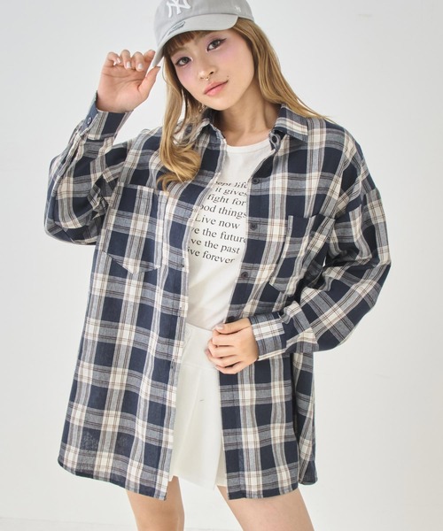 ANAP（アナップ）の「Ｗポケットオーバーサイズチェックシャツ（シャツ/ブラウス・レディース・ベージュ/ネイビー・F）」の2枚目の写真