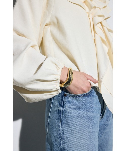 AZUL by moussy（アズールバイマウジー）の「ニュアンスカーブバングル（バングル/リストバンド・レディース・シルバー/ゴールド系その他・FREE）」の8枚目の写真