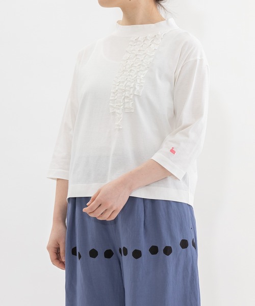 nop de nod(ノップドゥノッド)の「モックネック6分袖フリルTシャツ(Tシャツ/カットソー・レディース・ブラック/ダークグレー/オフホワイト/ライトグレー・3)」の2枚目の写真