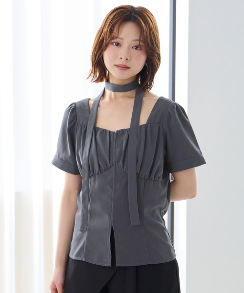 Elishe(エリシェ)の「タイ付きギャザーブラウス(シャツ/ブラウス・レディース・ピンクベージュ/チャコールグレー/ブルー・FREE)」の1枚目の写真