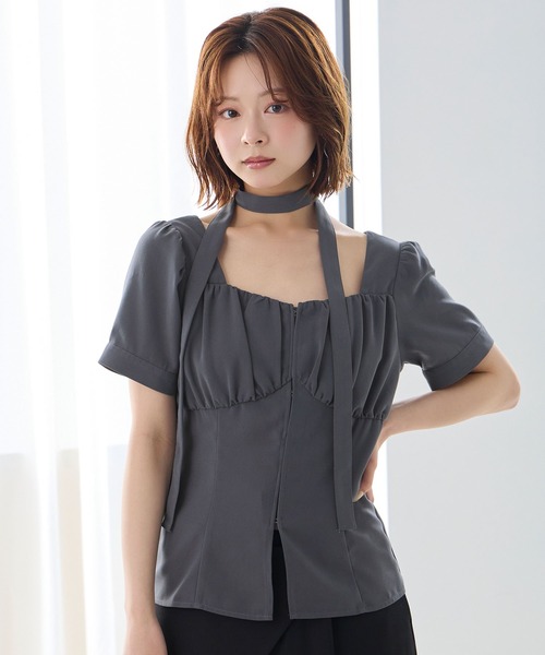 Elishe(エリシェ)の「タイ付きギャザーブラウス(シャツ/ブラウス・レディース・ピンクベージュ/チャコールグレー/ブルー・FREE)」の4枚目の写真