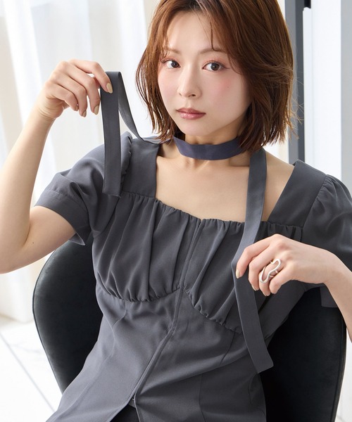 Elishe(エリシェ)の「タイ付きギャザーブラウス(シャツ/ブラウス・レディース・ピンクベージュ/チャコールグレー/ブルー・FREE)」の17枚目の写真