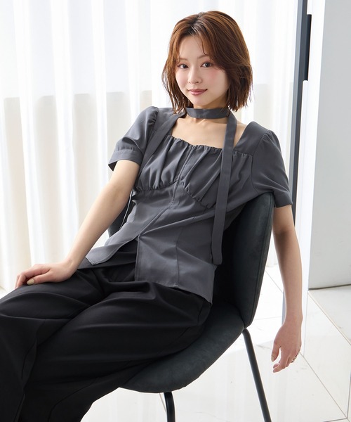 Elishe(エリシェ)の「タイ付きギャザーブラウス(シャツ/ブラウス・レディース・ピンクベージュ/チャコールグレー/ブルー・FREE)」の18枚目の写真