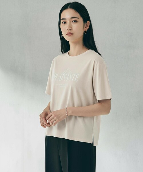 UNFILO(アンフィーロ)の「【平均レビュー4.6★】BEAUTY FORM-T cotton ロゴ ハーフスリーブ Tシャツ(Tシャツ/カットソー・レディース・グレー系1/ネイビー系1/スカイブルー系1/ベージュ系1/ホワイト系1/ライトグレー系1/ダークブラウン系2/ベージュ系2/ホワイト系2/黄土色系・SMALL/LARGE/MEDIUM)」の8枚目の写真