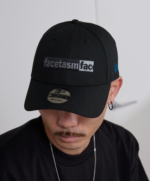 FACETASM(ファセッタズム)の「FACETASM/ファセッタズム × NEW ERA/ニューエラ LOGO CAP 9FORTY カーブバイザー ロゴ刺繍キャップ 2026年春夏(キャップ・メンズ・ブラック・FREE)」の1枚目の写真