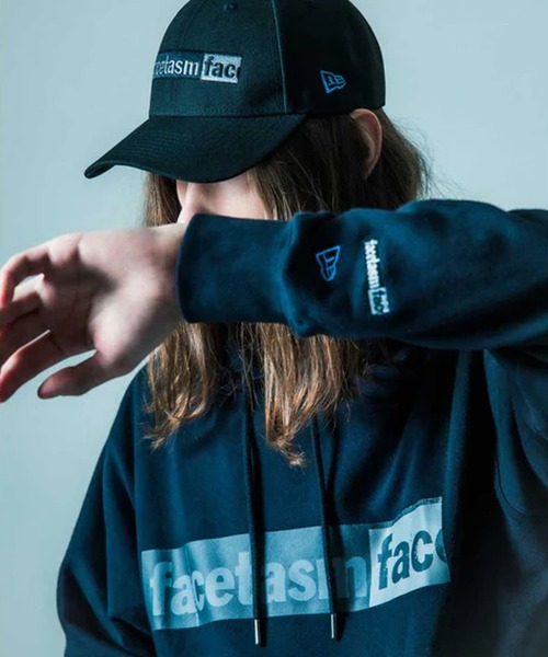 FACETASM(ファセッタズム)の「FACETASM/ファセッタズム × NEW ERA/ニューエラ LOGO CAP 9FORTY カーブバイザー ロゴ刺繍キャップ 2026年春夏(キャップ・メンズ・ブラック・FREE)」の4枚目の写真