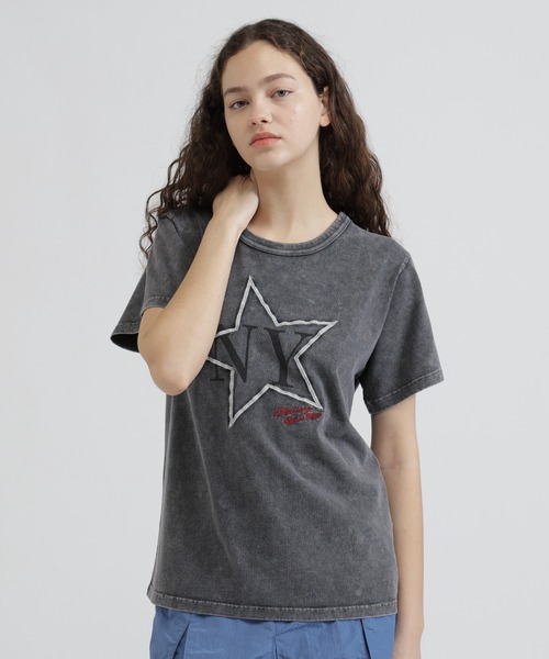 AVIREX（アヴィレックス）の「《直営店限定》FADE WASH T‐SHIRT WITH STAR EMBROIDERY（Tシャツ/カットソー・レディース・オフホワイト/ピンク/チャコールグレー・F）」の3枚目の写真