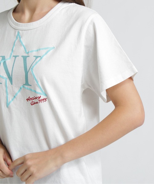 AVIREX（アヴィレックス）の「《直営店限定》FADE WASH T‐SHIRT WITH STAR EMBROIDERY（Tシャツ/カットソー・レディース・オフホワイト/ピンク/チャコールグレー・F）」の13枚目の写真