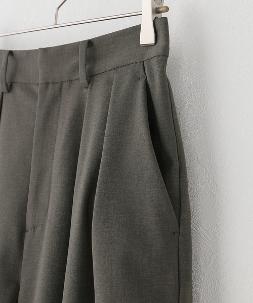 Spick & Span（スピックアンドスパン）の「《セットアップ可》ツイルストレッチタックパンツ（スラックス・レディース・アイボリー/チャコールグレー・36/38）」の22枚目の写真