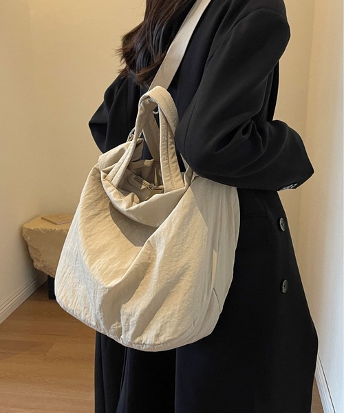 LA VORAGINE(ラ ヴォラジネ)の「2way大容量 シャカシャカビッグトートバッグショルダーバッグ(ショルダーバッグ・レディース・グリーン/ブラック/ベージュ・FREE)」の4枚目の写真