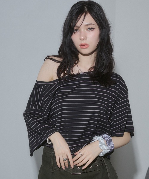 ENVYM（アンビー）の「ルーズオフショルトップス（Tシャツ/カットソー・レディース・ブラック/マルチ/ホワイト/ホワイト系その他・FREE）」の20枚目の写真