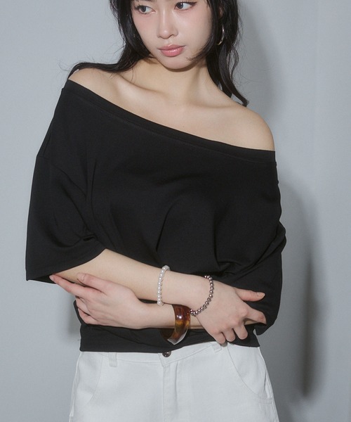 ENVYM（アンビー）の「ルーズオフショルトップス（Tシャツ/カットソー・レディース・ブラック/マルチ/ホワイト/ホワイト系その他・FREE）」の6枚目の写真