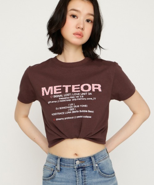 SLY(スライ)の「PATTERN LOGO COMPACT T/SH パターンロゴコンパクトTシャツ 春服 夏服(Tシャツ/カットソー・レディース・ブラック/ライトブルー/ホワイト/ブラウン・FREE)」の1枚目の写真