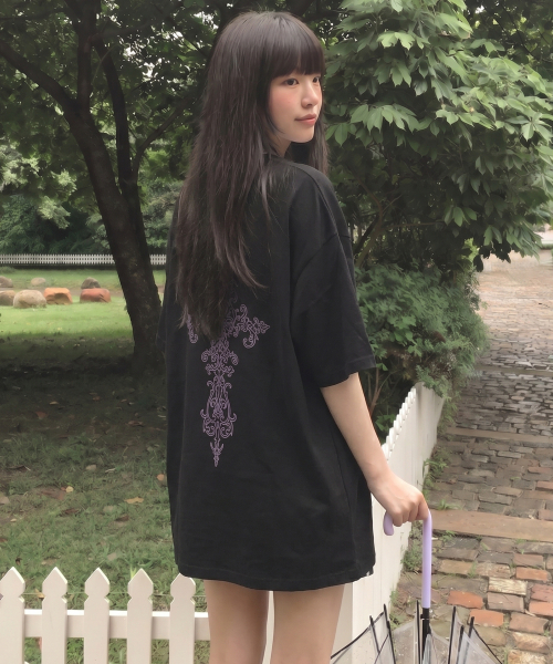 GRAVER（グレーバー）の「[ユニセックス]バックシムクロス半袖Tシャツ_3カラー（Tシャツ/カットソー・レディース・チャコールグレー/ブラック/サンドベージュ・SMALL/MEDIUM/LARGE）」の4枚目の写真