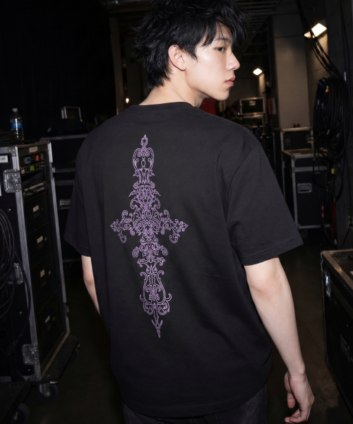 GRAVER（グレーバー）の「[ユニセックス]バックシムクロス半袖Tシャツ_3カラー（Tシャツ/カットソー・レディース・チャコールグレー/ブラック/サンドベージュ・SMALL/MEDIUM/LARGE）」の5枚目の写真