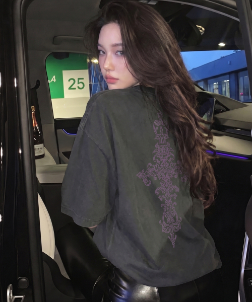 GRAVER（グレーバー）の「[ユニセックス]バックシムクロス半袖Tシャツ_3カラー（Tシャツ/カットソー・レディース・チャコールグレー/ブラック/サンドベージュ・SMALL/MEDIUM/LARGE）」の6枚目の写真