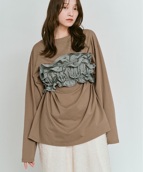 W:Huku(フーク)の「ビスチェ セット ロング Tシャツ / Layered Look: Frill Bustier & Long Sleeve Top(Tシャツ/カットソー・レディース・ライトブラウン/オフホワイト・FREE)」の2枚目の写真