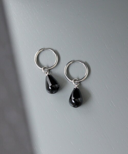 ear PAPILLONNER(イアパピヨネ)の「《金属アレルギー対応/ステンレス》ブラックしずくピアス(ピアス(両耳用)・レディース・シルバー・FREE)」の1枚目の写真