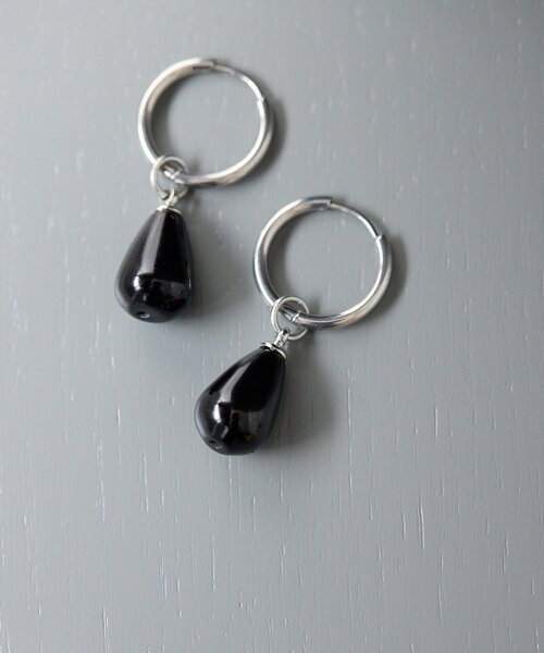 ear PAPILLONNER(イアパピヨネ)の「《金属アレルギー対応/ステンレス》ブラックしずくピアス(ピアス(両耳用)・レディース・シルバー・FREE)」の2枚目の写真