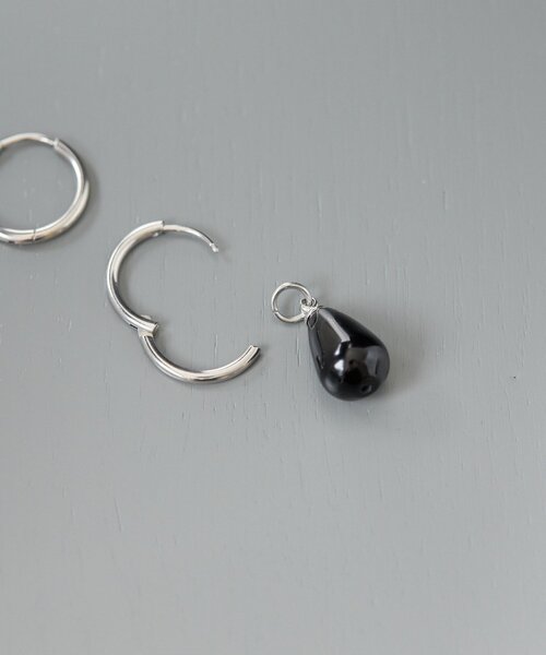 ear PAPILLONNER(イアパピヨネ)の「《金属アレルギー対応/ステンレス》ブラックしずくピアス(ピアス(両耳用)・レディース・シルバー・FREE)」の4枚目の写真
