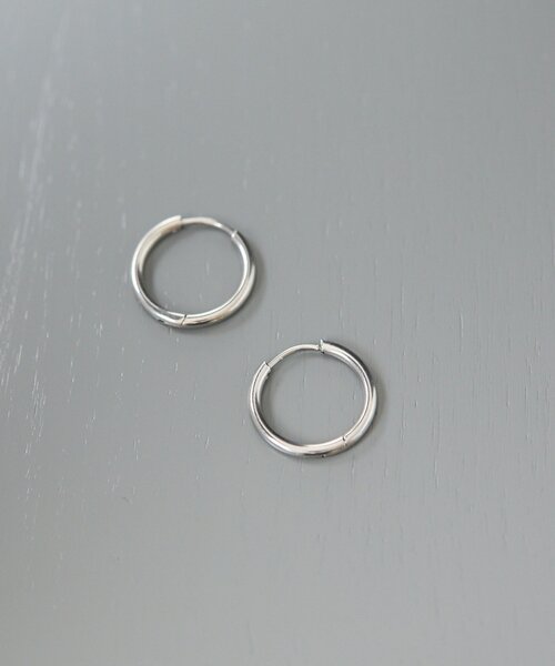 ear PAPILLONNER(イアパピヨネ)の「《金属アレルギー対応/ステンレス》ブラックしずくピアス(ピアス(両耳用)・レディース・シルバー・FREE)」の5枚目の写真