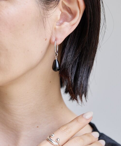 ear PAPILLONNER(イアパピヨネ)の「《金属アレルギー対応/ステンレス》ブラックしずくピアス(ピアス(両耳用)・レディース・シルバー・FREE)」の6枚目の写真