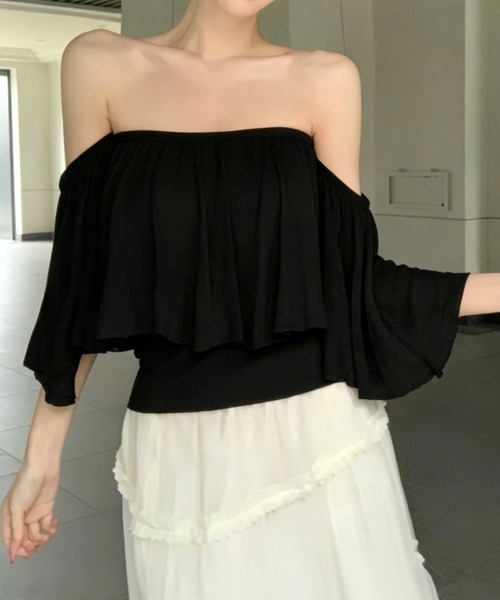 AMAJI(アマジ)の「ラッフルフリル オフショルダー サマーニット ベアトップトップス(ニット/セーター・レディース・ホワイト/ブラック/ベージュ/ライトピンク・FREE)」の2枚目の写真